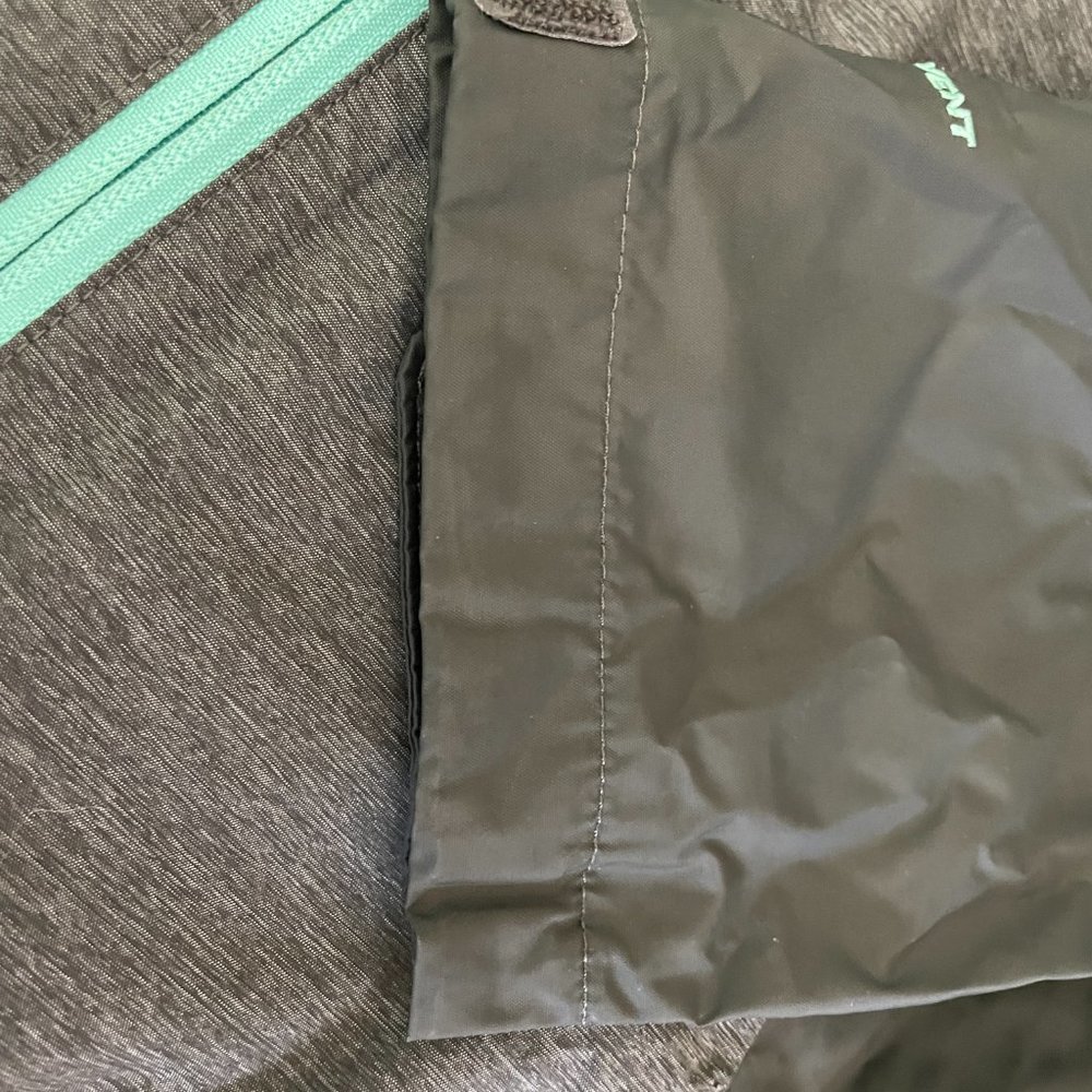 The North Face DryVent Girls Jacket - Picture 7 of 10